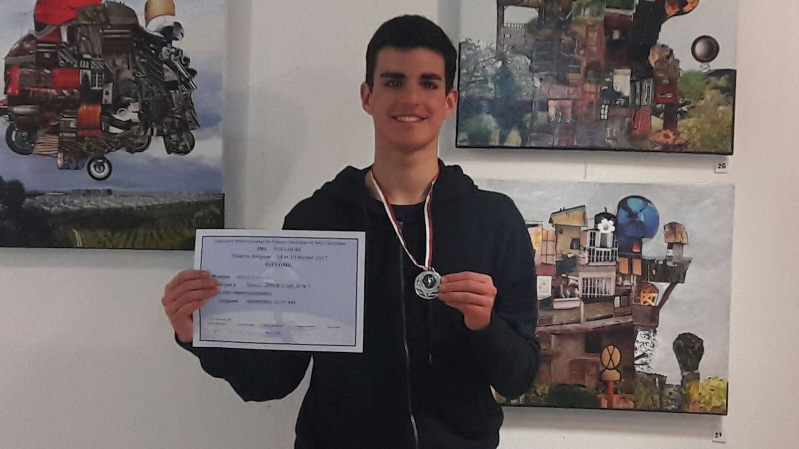 Mario con diploma y medalla